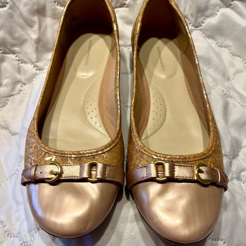 Pink cork flat shoes with metallic floral pattern